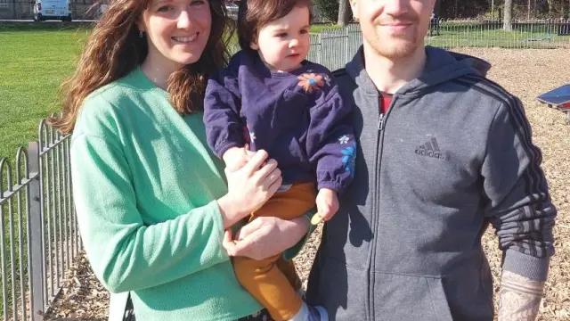 Carlos Simón junto a su pareja Nerea Moreno y su niña Leyre, el miércoles en Edimburgo.