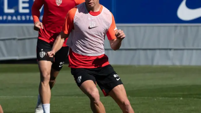 El centrocampista Pablo Tomeo conduce la pelota durante el entrenamiento de este viernes.