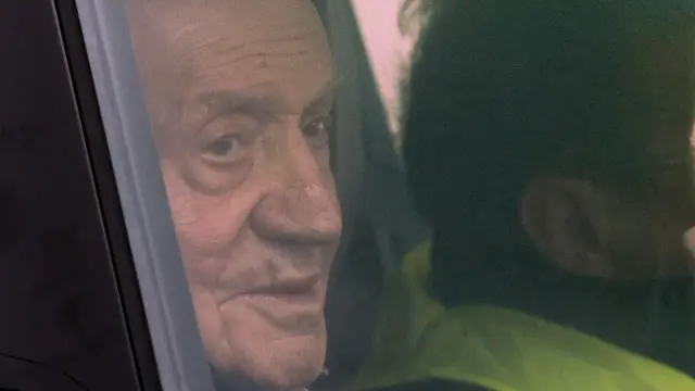 Don Juan Carlos, en el coche conducido por su amigo Pedro Campos, en dirección al aeropuerto de Vigo.