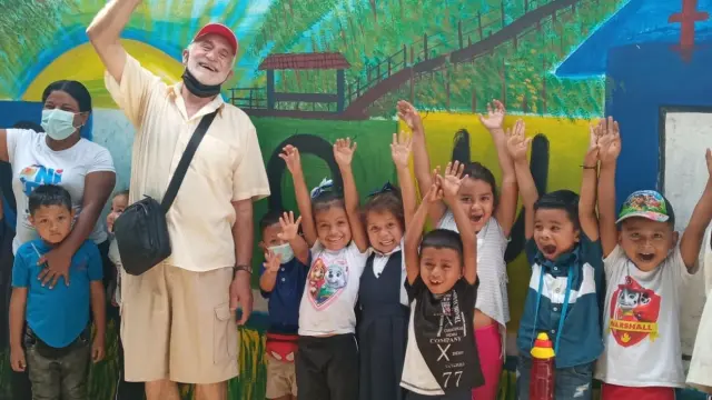 Antonio Brosed, presidente del proyecto Monegros con Nicaragua, con niños de uno de los preescolares que atiende la oenegé.