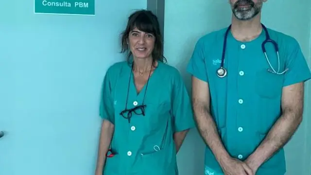 Pilar Herranz y Jorge Vallés, a las puertas de la consulta PBM del Hospital Miguel Servet de Zaragoza.