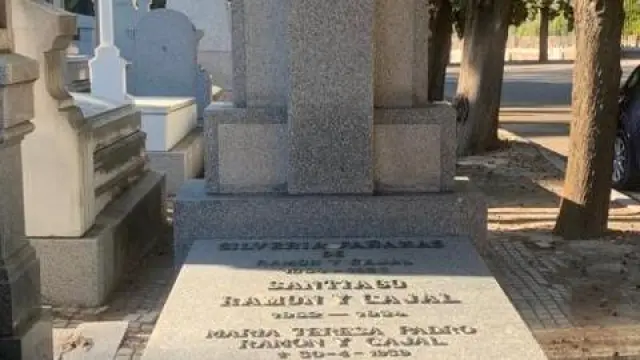 Sepultura de Santiago Ramón y Cajal en el cementerio de la Almudena de Madrid