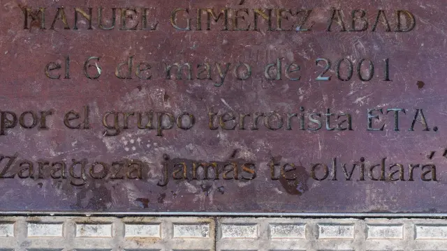 En la calle Cortes de Aragón de Zaragoza, una placa recuerda el lugar donde fue asesinado Manuel Giménez Abad el 6 de mayo de 2001.