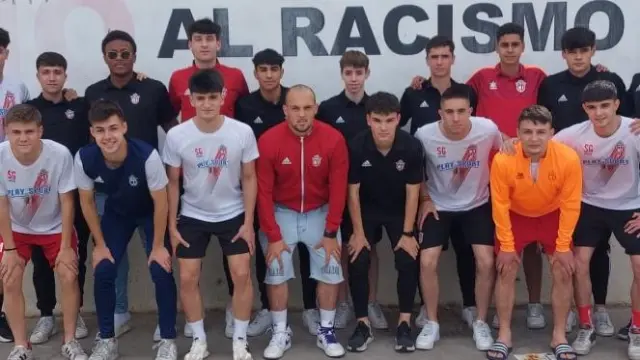 Los jugadores del San Gregorio de Liga Nacional Juvenil posan mostrando su repulsa al racismo.