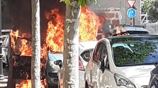 Un coche en llamas en la calle del Doctor Fleming de Zaragoza.