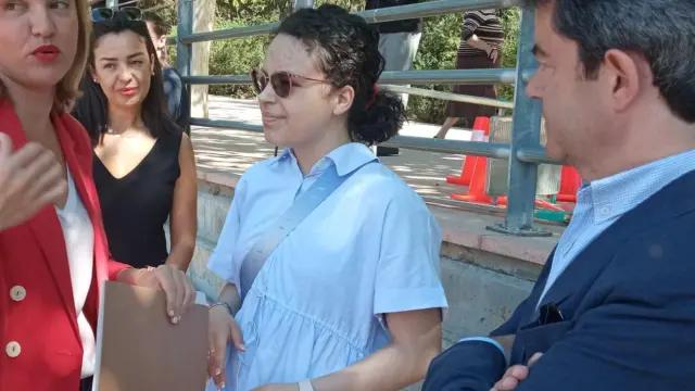 La oscense María de los Ángeles Delgado Álvarez entregó a la ministra de Educación, Pilar Alegría, un dosier con su petición antes del acto del PSOE.