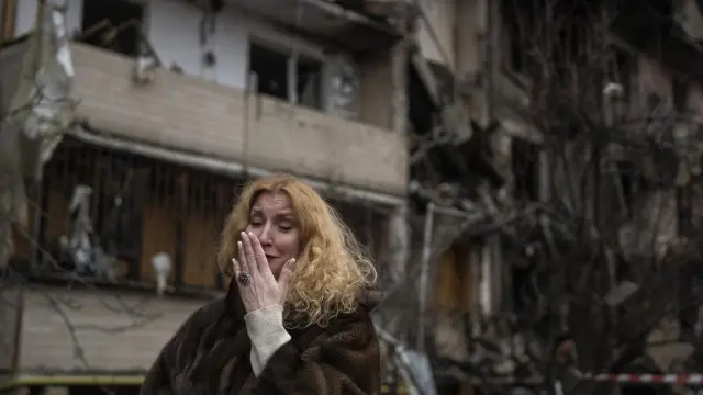 Edificios destruidos por un obús ruso en un barrio de Kyiv, Ucrania