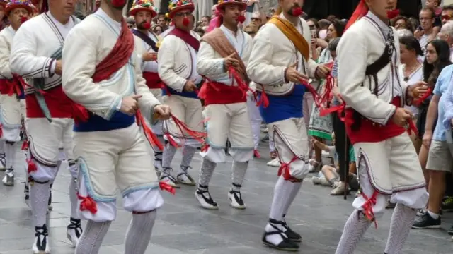 Bailadores en la procesión de Santa Orosia, en Jaca, el año pasado.