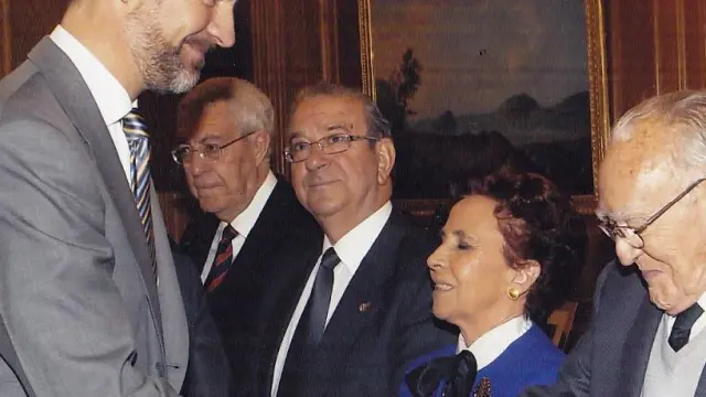 Saludo de Antonio Monzón con el entonces Príncipe Felipe en la Zarzuela en 2003.