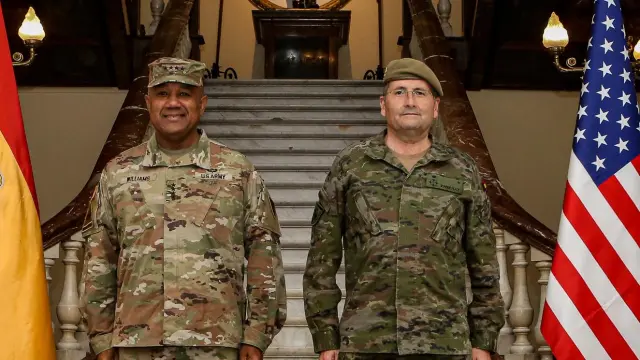 El general Darryl Anthony Williams, comandante jefe de United States Army Europe and África (USAREUR-AF), y el jefe de Estado Mayor del Ejército, general de Ejército (JEME), Amador Enseñat y Berea