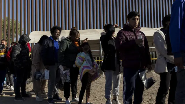 Un grupo de inmigrantes ayer en Arizona, después de cruzar a Estados Unidos.