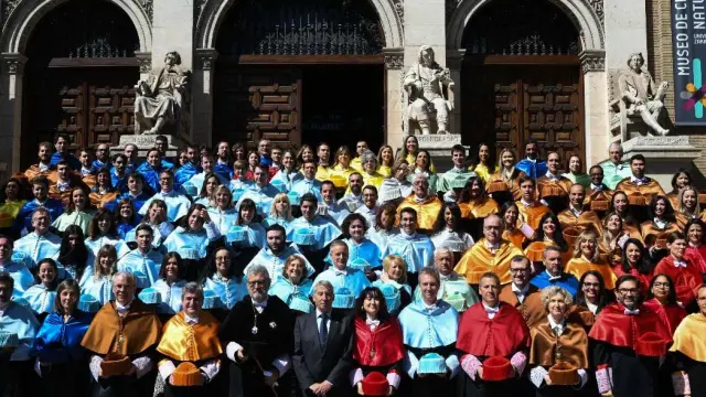 Foto de las autoridades y los nuevos doctores de la Universidad de Zaragoza en la escalinat del Paraninfo antes de comenzar la ceremonia oficial.