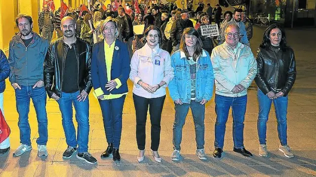 Tradicional pegada de carteles en la Plaza San Juan de Teruel al inicio de la campaña electoral para las elecciones municipales y autonómicas en Aragón