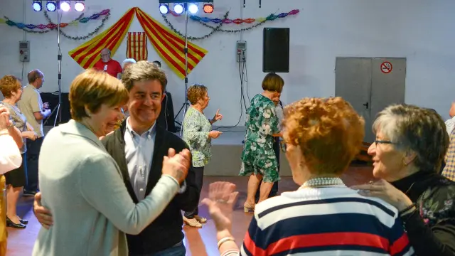 Luis Felipe se sumó con su pareja al baile en la asociación de vecinos.