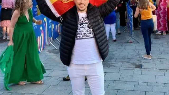 El zaragozano Alberto Baeyens, a las puertas del Eurovillage para ver la final de Eurovisión, en Liverpool.