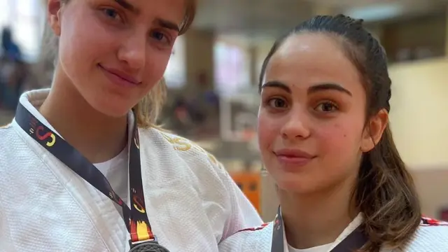 Raquel Miret y Alba Ramírez, con sus medallas del Campeonato de España Universitario de judo.