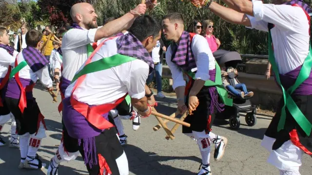 Tras la celebración religiosa en Sariñena, ha habido reparto de bollos bendecidos y además, actuaciones folclóricas