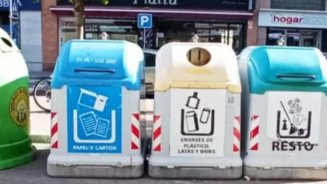 Contenedores de basura en la calle Menéndez Pidal de Huesca.