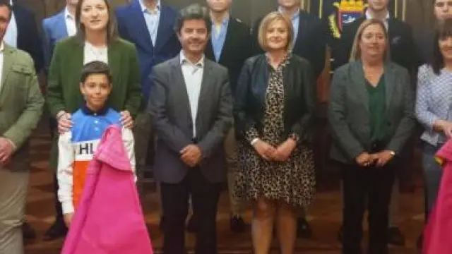 Recepción de los representantes de la Escuela Taurina de Huesca en el Salón del Justicia.