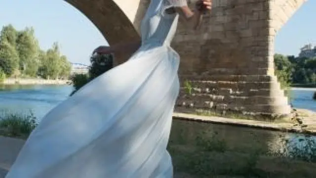 Una novia vestida por la diseñadora zaragozana Mila Falcón a orillas del Ebro, en una imagen de archivo.