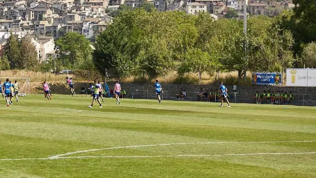 Campo de fútbol de Villaboya de Boltaña (Huesca), con el Real Zaragoza en la pretemporada de julio del año pasado.