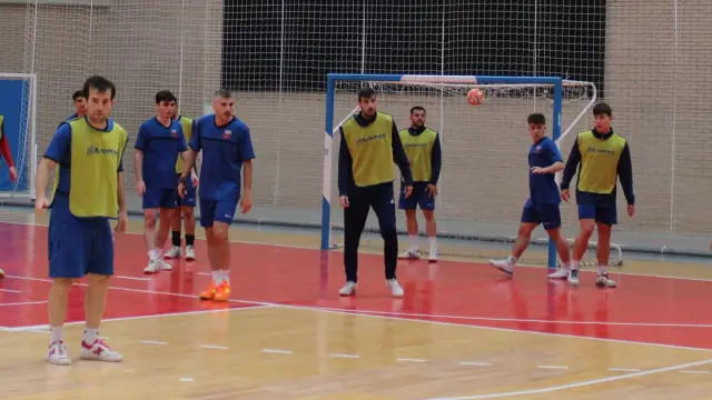 Los jugadores del Sala 10, durante un entrenamiento de esta semana antes de viajar a Galicia.
