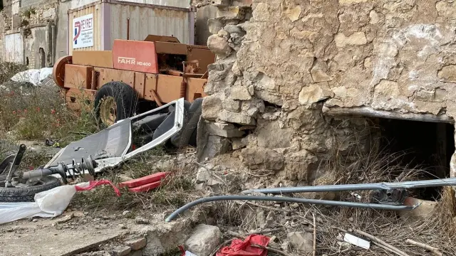 Restos de la furgoneta, que se ha empotrado contra este muro de una antigua harinera de Fonz.