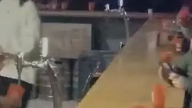 Una camarera tira una cerveza en uno de los vasos del PSOE.