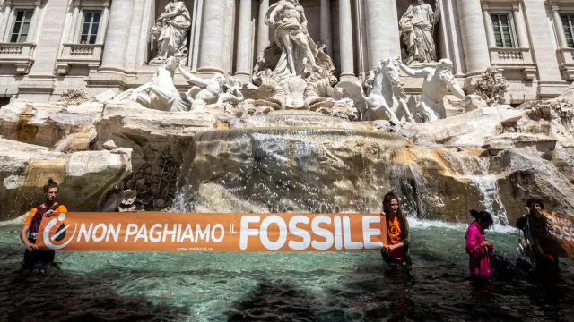 Activistas climáticos del grupo 'Las Generation', entro de la Fontana di Trevi, en Roma. ITALY CLIMATE PROTEST