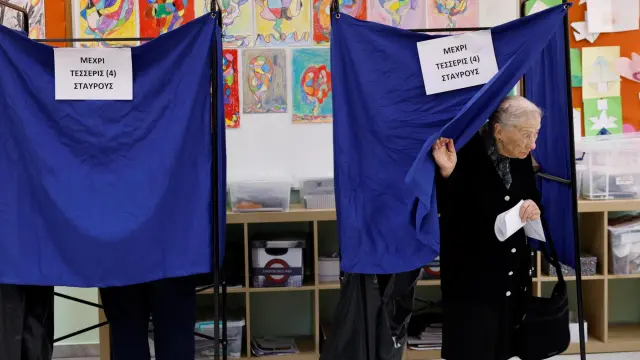 Dos ciudadanos griegos, en un colegio electoral en Atenas, este domingo.