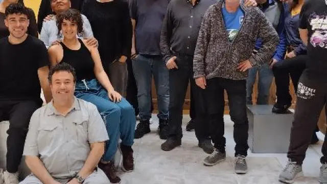 Actores y actrices del proyecto artístico inclusivo 'Caídos del zielo', junto a los voluntarios y el director de la obra, Félix Martín.