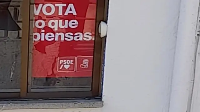 Imagen de la ventana fracturada en la vivienda de una candidata del PSOE en Gurrea de Gállego.