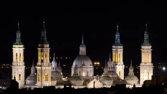 Imagen nocturna de la ciudad de Zaragoza, con el Pilar iluminado.