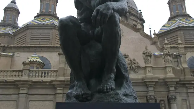 Una copia de ‘El pensador’, de Auguste Rodin, en la plaza del Pilar