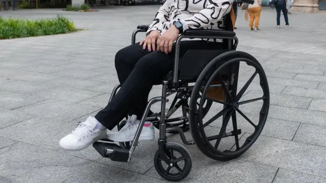 Amira Sheleby, de 30 años y a la que le fue diagnosticado un cáncer de mama, en silla de ruedas en la plaza Santa Engracia de Zaragoza