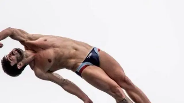Imagen de archivo. El nadador Carlos Gimeno durante un salto.