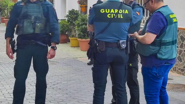 El atrincherado en Mijas (Málaga) se entrega tras herir a un agente en el pie
