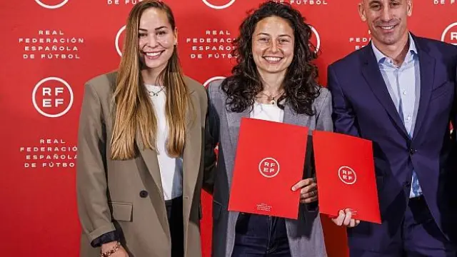 Firma del acuerdo con Luis Rubiales, Ivana Andrés, Esther González, Irene Guerrero y Ana Álvarez