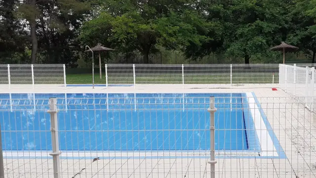Una de las piscinas de Alcañiz, lista para la reapaertura.