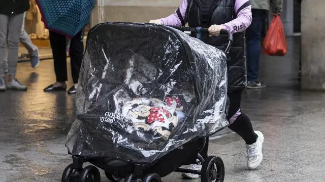 Tania Giménez conduce el carrito de su hija de cinco meses por el paseo de la Independencia.
