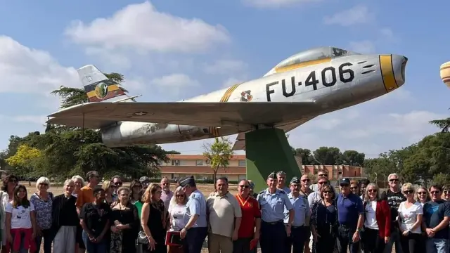 Los 62 americanos que han visitado este lunes la Base Aérea de Zaragoza, junto al jefe de la Base, el general Santiago Ibarreta, y otros militares españoles