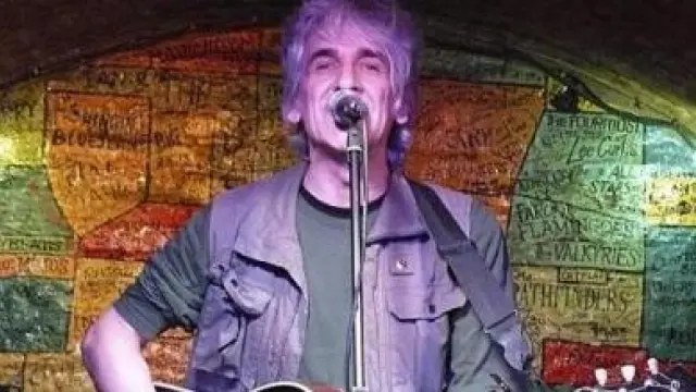 Iñaki Fernández canta en The Cavern en 2009.