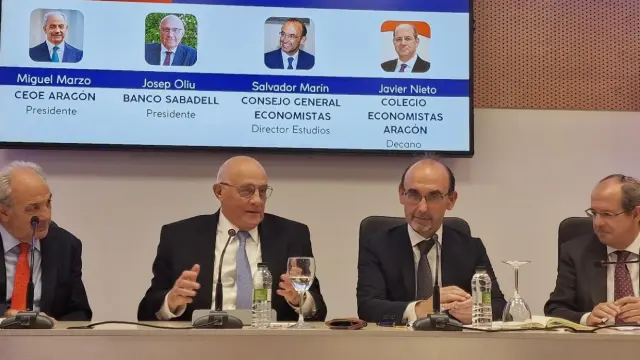 Josep Oliu, presidente del Banco Sabadell, en la tertulia económica organizada este martes en Zaragoza.