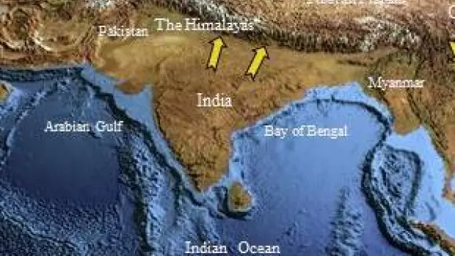 Colisión continental India-Asia. Las flechas amarillas representan la dirección de impacto del subcontinente indio sobre el sur de Asia. La flecha amarilla a la derecha indica la acción geodinámica que se desarrolla en el margen suroriental de la meseta tibetana.