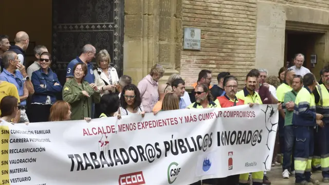Protesta de los trabajadores delante del Ayuntamiento de Huesca por la supresión del complemento de antigüedad.