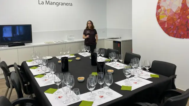 Esther Ibáñez en La Mangranera, una sala de catas de vino en Alcañiz.