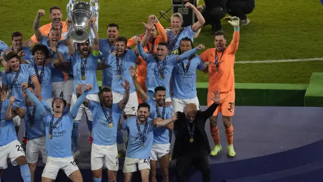 El Manchester City celebra su triunfo enel Olympic Stadium.
