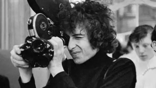 Bob Dylan, en 1966 en Londres con una cámara.