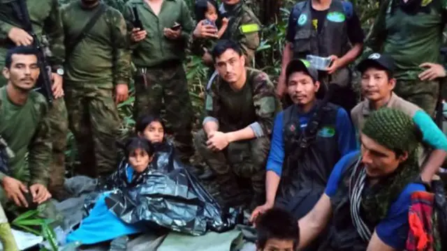 Los niños perdidos en Colombia, junto a sus rescatadores.