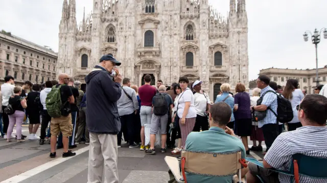 Los alrededores del Duomo están llenos de personas que quiere despedir a Berlusconi.